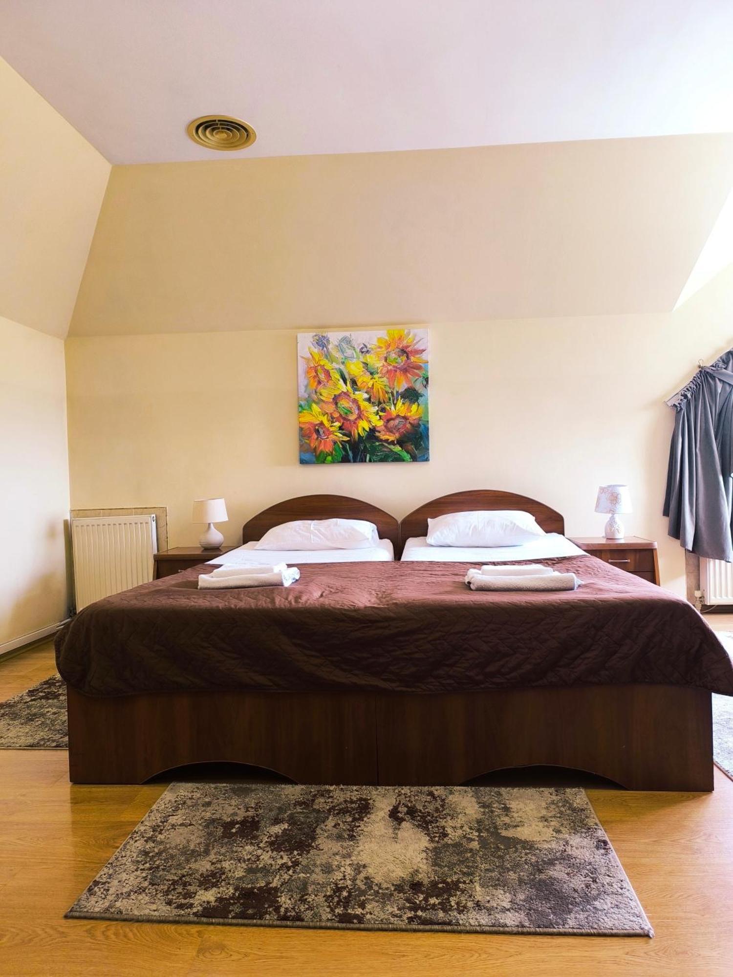 Hotel Delfin Mukacheve Exterior photo